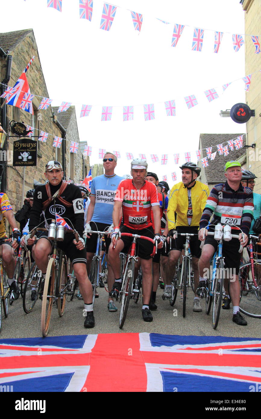 Bakewell, Derbyshire, UK. 22. Juni 2014. Radfahrer sammeln an der Ausgangspunkt für eine Radtour durch den Peak District am dritten und letzten Tag der L'Eroica Britannia. Synchronisiert die schönste Radtour der Welt 2, haben 000 Radfahrer angemeldet eine 30, 55 oder 100 Meilen-Strecke durch die wunderschöne Landschaft auf Pre-1987 Fahrrädern in Vintage-Kit zu vervollständigen. Inspiriert durch eine jährliche toskanischen Radsport Festival, die UKÕs zuerst immer L'Eroica Britannia hat gefeiert Radfahren Vintage, Retro-Mode und Gastronomie und Fahrer aus Neuseeland, Deutschland, Dänemark, Brasilien, Südafrika und mehr angezogen. © Debo Stockfoto