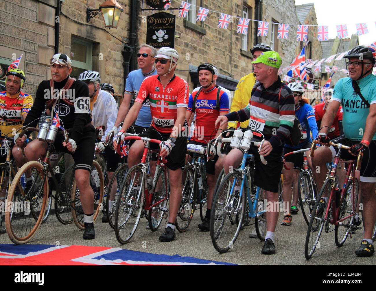 Bakewell, Derbyshire, UK. 22. Juni 2014. Radfahrer sammeln an der Ausgangspunkt für eine Radtour durch den Peak District am dritten und letzten Tag der L'Eroica Britannia. Synchronisiert die schönste Radtour der Welt 2, haben 000 Radfahrer angemeldet eine 30, 55 oder 100 Meilen-Strecke durch die wunderschöne Landschaft auf Pre-1987 Fahrrädern in Vintage-Kit zu vervollständigen. Inspiriert durch eine jährliche toskanischen Radsport Festival, die UKÕs zuerst immer L'Eroica Britannia hat gefeiert Radfahren Vintage, Retro-Mode und Gastronomie und Fahrer aus Neuseeland, Deutschland, Dänemark, Brasilien, Südafrika und mehr angezogen. © Debo Stockfoto