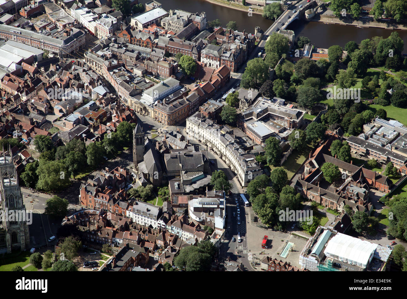 Luftaufnahme von St. Leonards Platz in York, einem sehr feinen georgischen Halbmond in der großen Stadt von Yorkshire Stockfoto