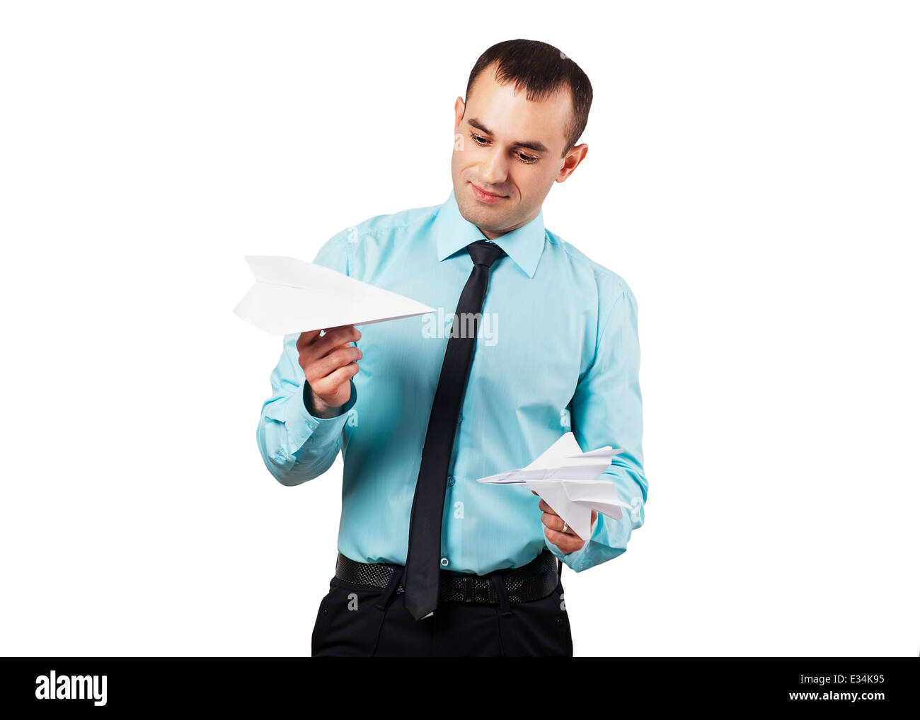 junge männliche Geschäftsmann hält Origami Flugzeuge, Studio Stockfoto