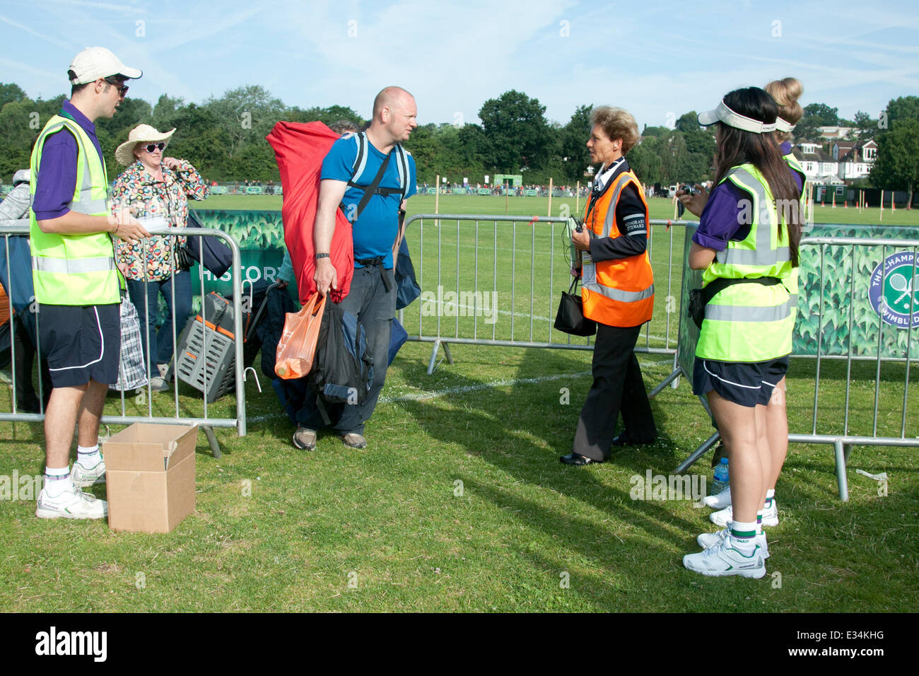 Wimbledon, London, UK. 22. Juni 2014. Der erste Fan Stuart Bere von Lincoln empfängt ein honorary Steward in Warteschlange für Tickets zu den 2014 Wimbledon Lawn Tennis Championships. Bildnachweis: Amer Ghazzal/Alamy Live-Nachrichten Stockfoto