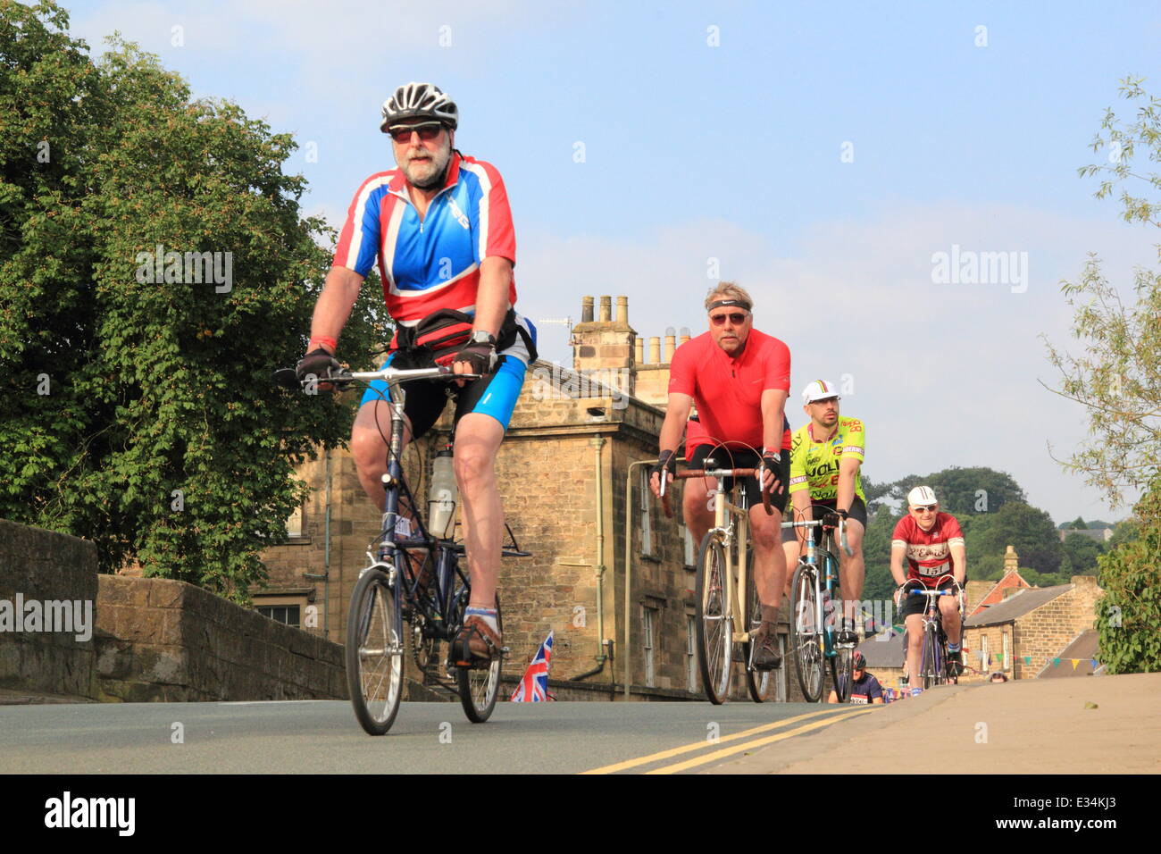 Bakewell, Derbyshire, UK. 22. Juni 2014. Radfahrer überqueren die mittelalterliche Brücke über den Fluss Wye in Bakewell auf einer Radtour durch den Peak District am dritten und letzten Tag der L'Eroica Britannia. Synchronisiert die schönste Radtour der Welt 2, Unternehmen 000 Radfahrer eine 30, 55 oder 100 Meilen-Strecke durch die wunderschöne Landschaft auf Pre-1987 Fahrrädern in Vintage-Kit. Bildnachweis: Deborah Vernon/Alamy Live-Nachrichten Stockfoto