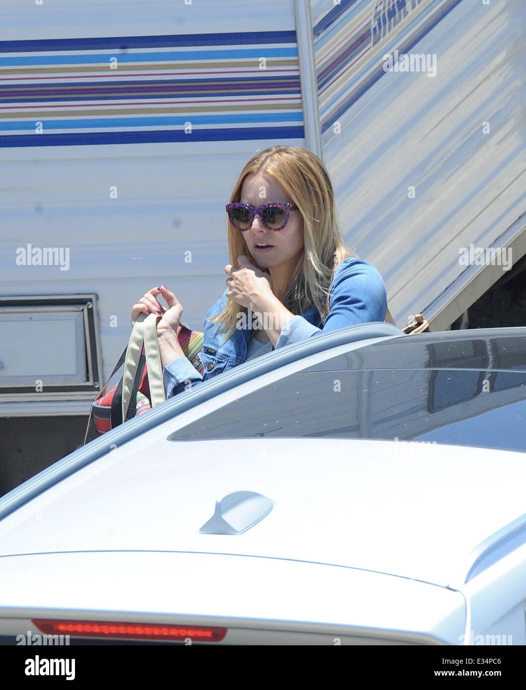 Kristen Bell, die Geburt vor drei Monaten haben, ist fleckig, Ankunft am Set von "Veronica Mars" in der Innenstadt von Los Angeles Featu Stockfoto