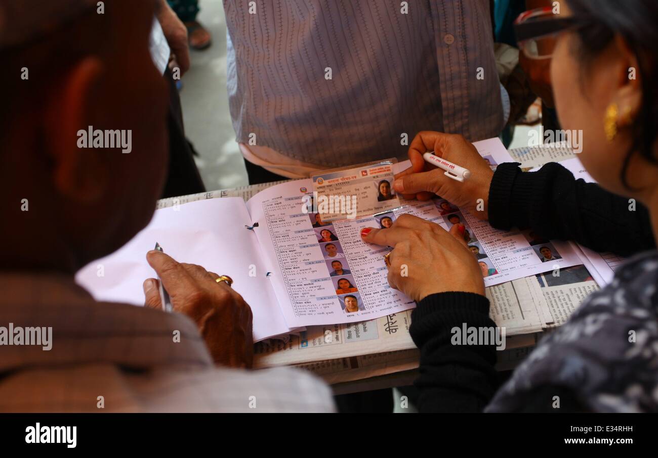 Kathmandu, Nepal. 22. Juni 2014. Wahl Personal überprüfen der Personalausweis ein Wähler in einer Wahlkabine während der verfassunggebenden Versammlung (CA) Sub-Wahl in Kathmandu, Nepal, 22. Juni 2014. Die Sub-Wahl unter verfassunggebenden Versammlung (CA) in Nepal friedlich in vier Wahlbezirken Wahl seit Sonntagmorgen vor sich geht, sagten Beamte. Bildnachweis: Sunil Sharma/Xinhua/Alamy Live-Nachrichten Stockfoto