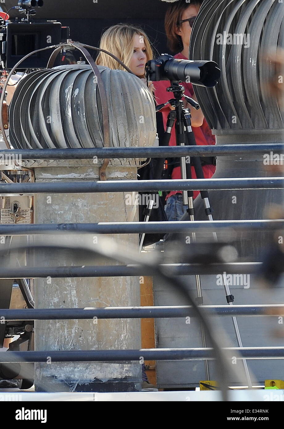 Schauspielerin Kristen Bell spielt Paparazzi für einen Tag, da sie jemand für eine Szene auf dem neuesten kommenden Spielfilm von "Veronica Mars" in der Innenstadt von Los Angeles ausspioniert.  Mitwirkende: Kristen Bell wo: Los Angeles, California, Vereinigte Staaten von Amerika bei: 19. Juni 2013 Stockfoto