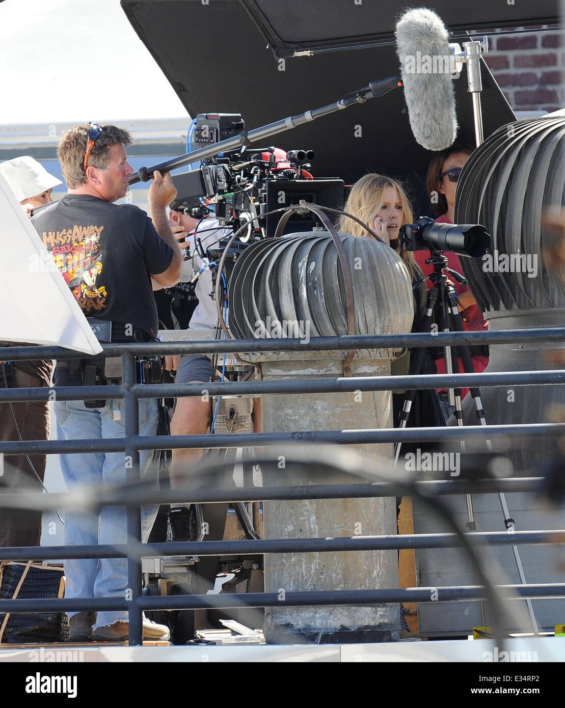 Schauspielerin Kristen Bell spielt Paparazzi für einen Tag, da sie jemand für eine Szene auf dem neuesten kommenden Spielfilm von "Veronica Mars" in der Innenstadt von Los Angeles ausspioniert.  Mitwirkende: Kristen Bell wo: Los Angeles, California, Vereinigte Staaten von Amerika bei: 19. Juni 2013 Stockfoto