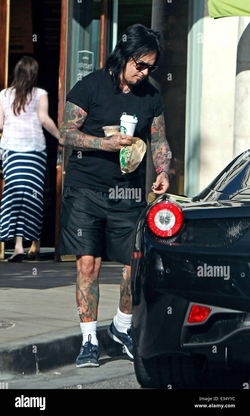 Mötley CrüeBassist Nikki Sixx kehrt in seinen Ferrari nach dem Kauf