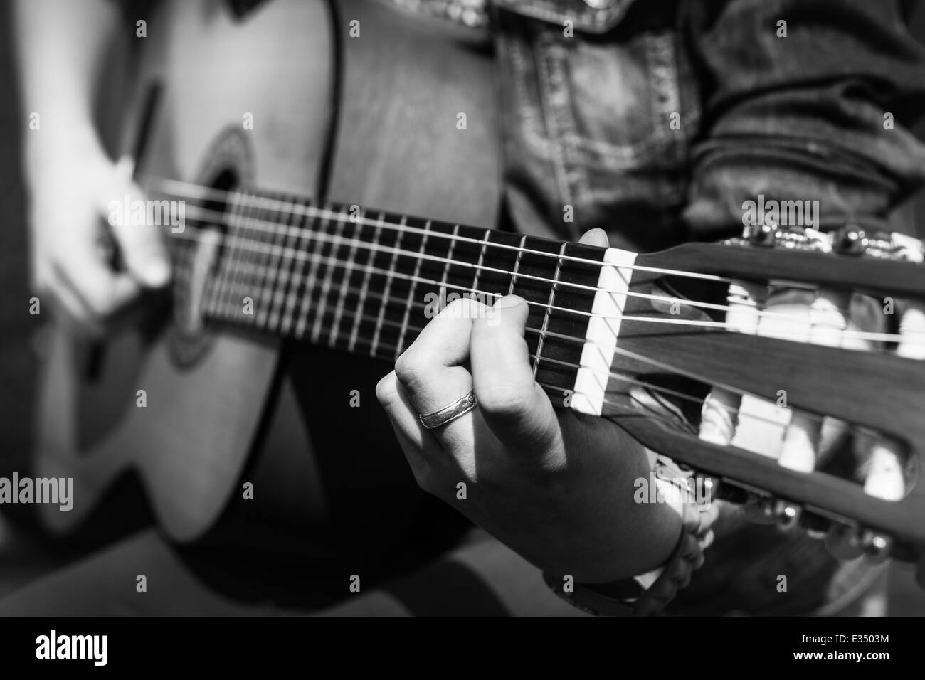 Die Close Up der Teenager Hände Gitarre zu spielen Stockfoto