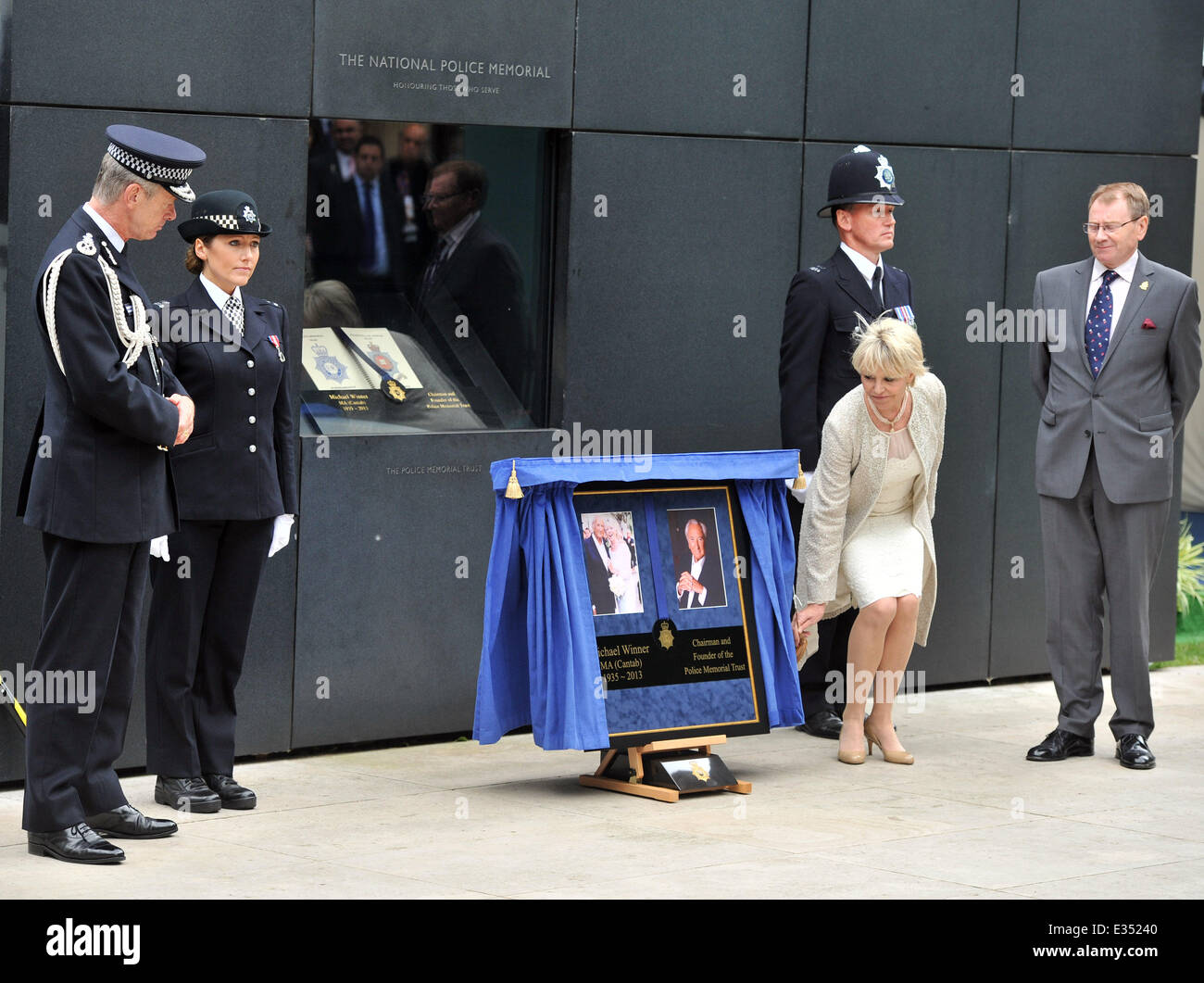 Denkmal für Michael Sieger bei der Nationalpolizei Memorial in der Mall.  Mitwirkende: Sir Bernard Hogan-Howe (R), Geraldine Winner Stockfoto