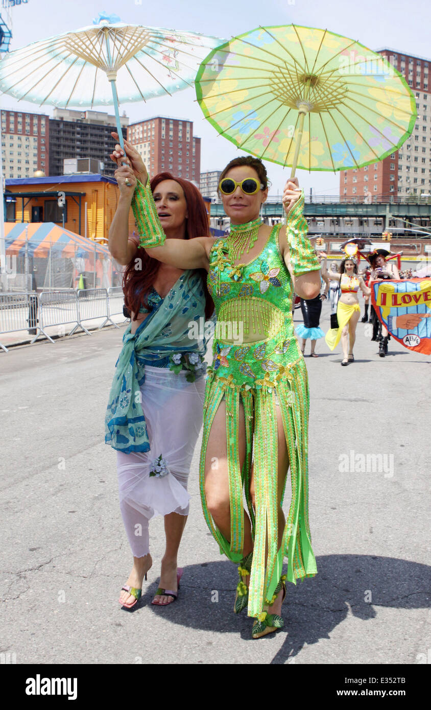 2013 Coney Island Mermaid Parade Featuring: Sonja Morgan, LuAnn De Lesseps wo: Coney Island, New York, USA bei: 22. Juni 2013 Stockfoto