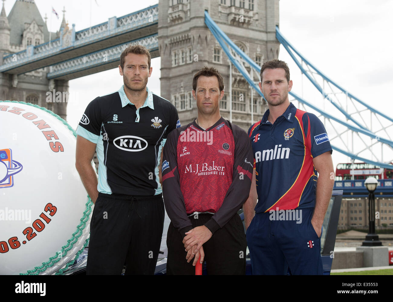 Start 2013 Freunde Leben Twenty20 an der Tower Bridge, vor der Eröffnung am Mittwoch entsprechen Featuring: Marcus Trescothick, Chris Tremlett, Shaun Tait Where: London, Vereinigtes Königreich bei: 25. Juni 2013 Stockfoto