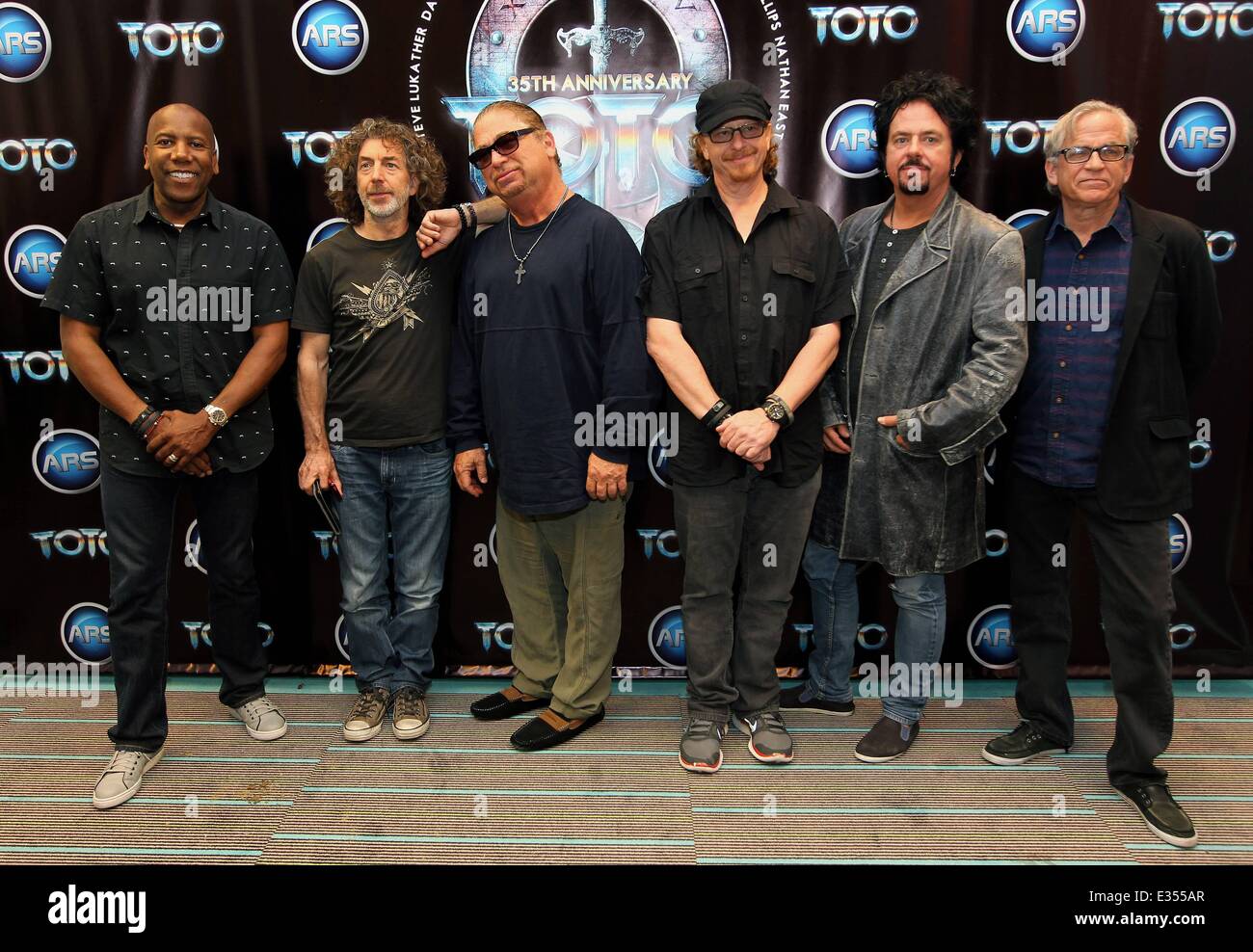 Toto besuchen eine Pressekonferenz in Lodz Hotel Featuring: NATHAN EAST, SIMON PHILLIPS, DAVID PAICH, JOE WILLIAMS, STEVE LUKATHER, STEVE PORCARO wo: Andel, Polen bei: 24. Juni 2013 ** nicht zur Publikation in Polen ** Stockfoto