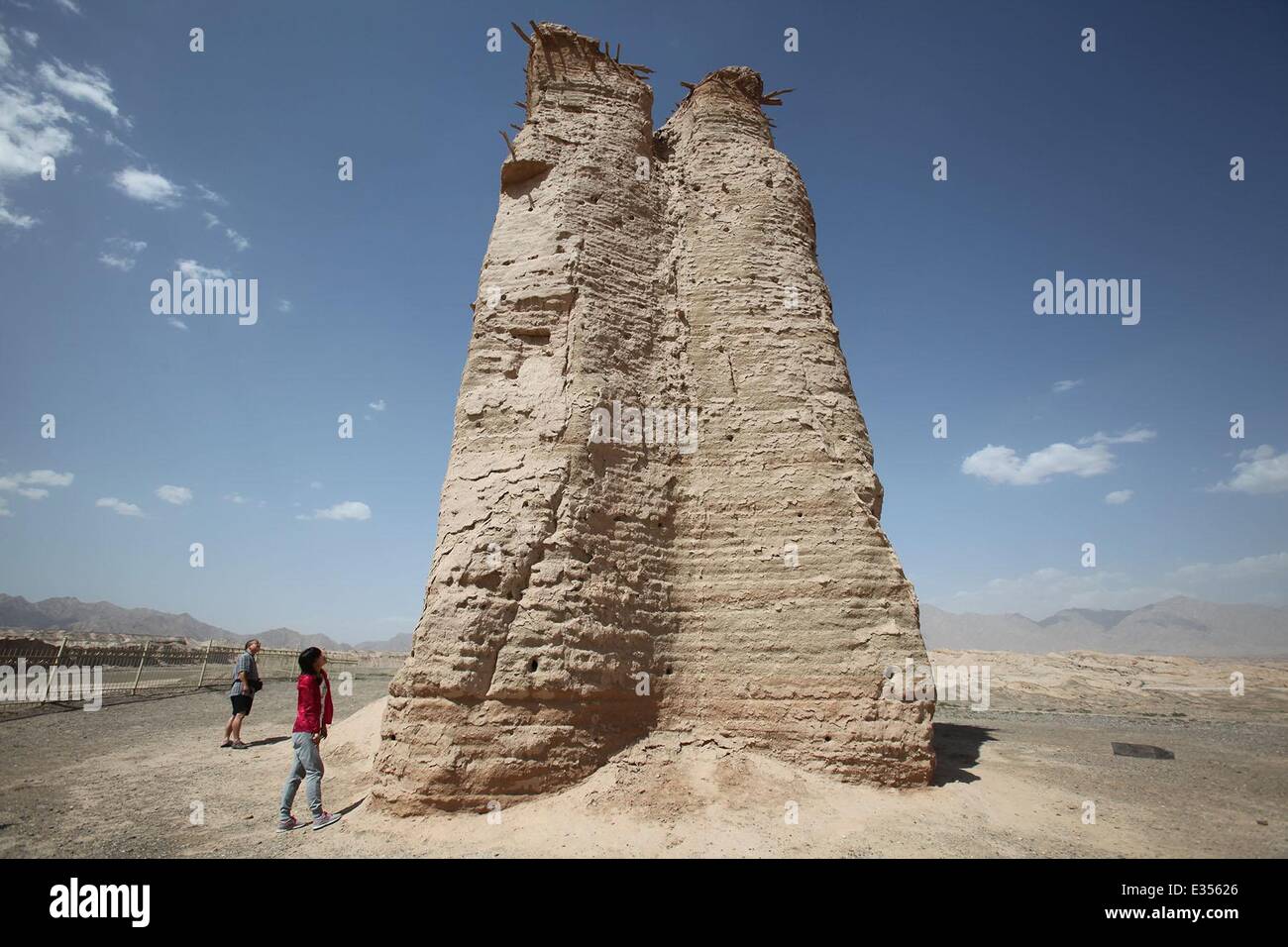 (140622)--Peking, 22. Juni 2014 (Xinhua)--Foto am 29. August 2013 zeigt die Kirzierduoha Beacon Feuerturm, Nordwesten Chinas Xinjiang Uygur Autonome Region. Die berühmten alten Seidenstraße, diente als ein Korridor für den Handel und kulturellen Austausch zwischen Asien und Europa vor 2.000 Jahren stammt, wurde auf die Liste des Welterbes in Doha, der Hauptstadt von Katar am 22. Juni 2014 eingeschrieben. Gemeinsam verfasst von China, Kasachstan und Kirgisistan, die Anwendung für das Hinzufügen von Bestandteil der Jahrtausende alten Handelsweg in die UNESCO-Liste das Welterbe-Komitee nahm die einberufen Stockfoto