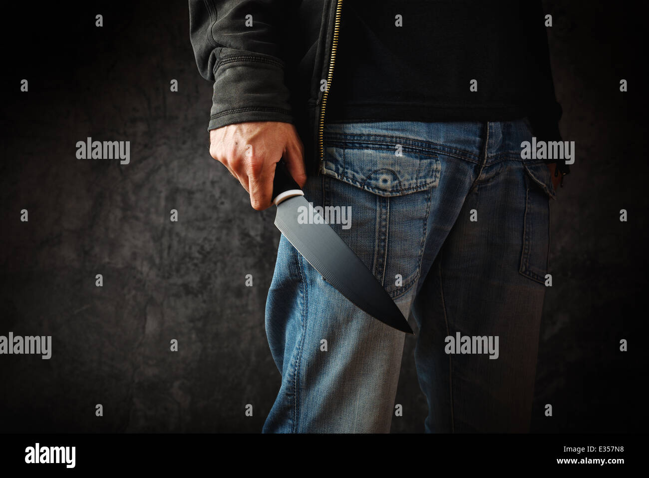 Böser Mensch mit glänzenden Messer - ein killer Person mit scharfen Messer, ein Mord, Mord Landschaft zu begehen. Stockfoto