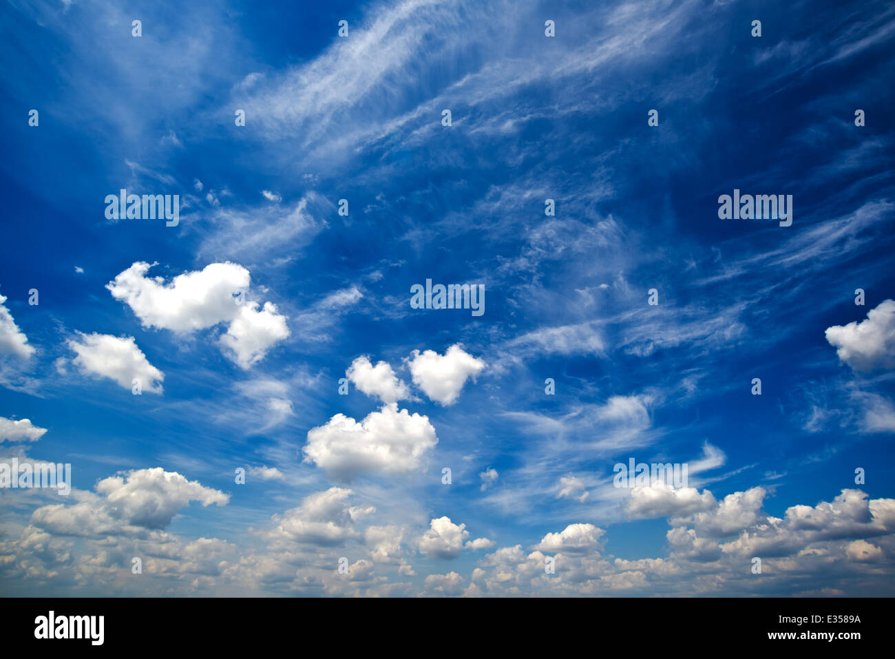 Blaue Tageslicht Sommerhimmel mit flauschigen weißen Wolken als Natur Hintergrund. Stockfoto