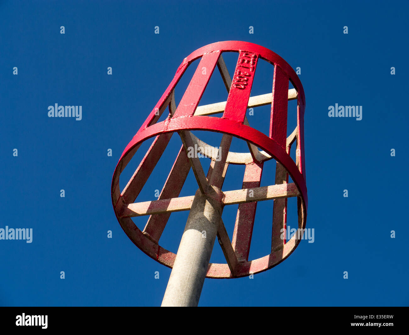 rotes Schild am Newport Sands, Pembrokeshire, Wales Stockfoto