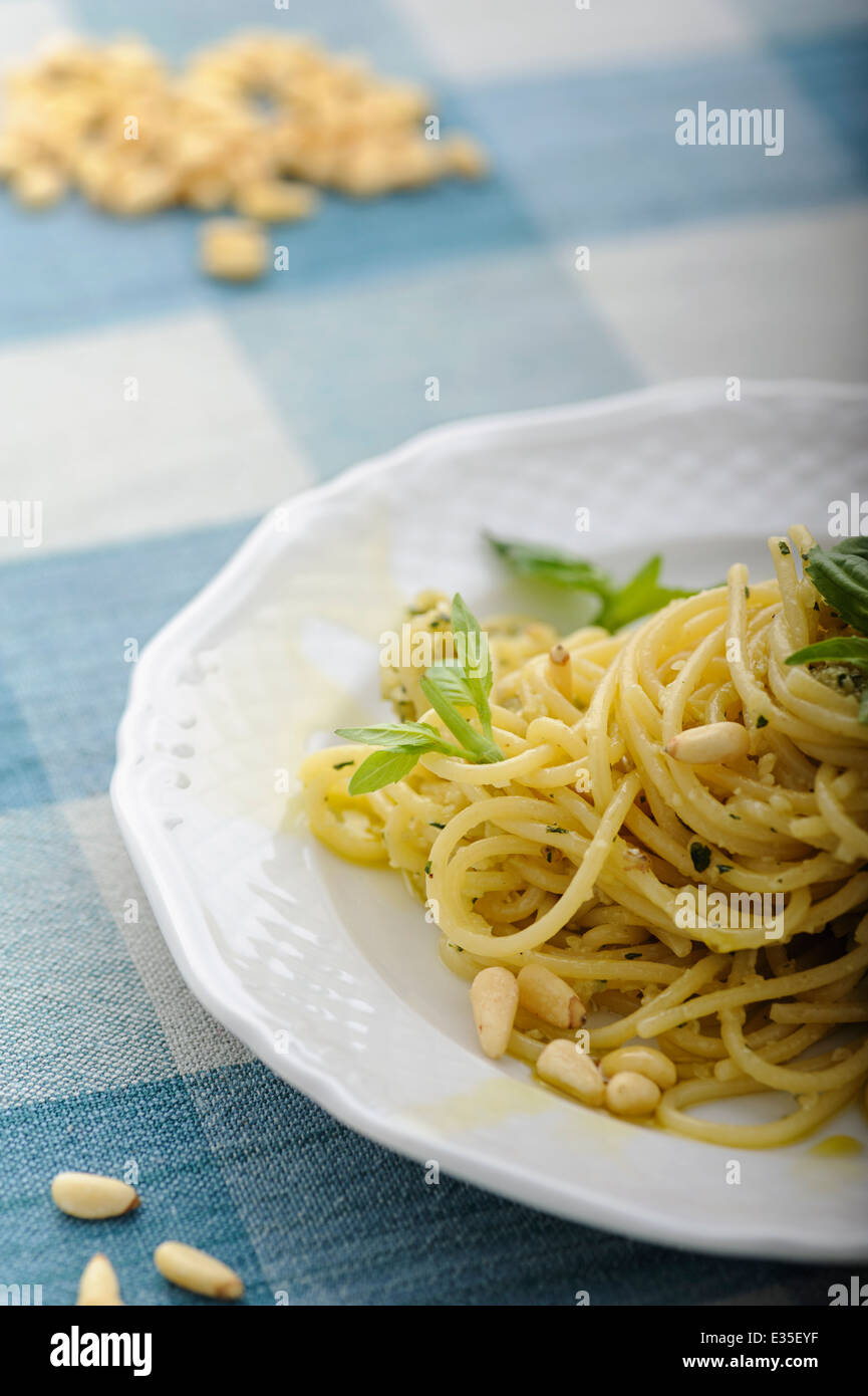 Basilikum-Pesto-spaghetti Stockfoto