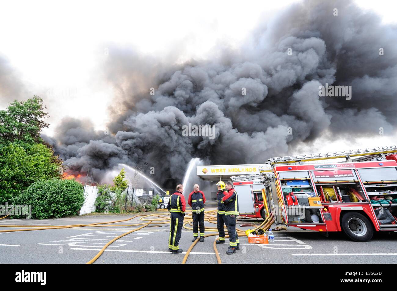 Feuerwehr am Unfallort ein Feuer in einem Kunststoff-recycling-Fabrik in Smethwick. Das Feuer begann um ca. 23:00 am Sonntagabend und wurde durch die Feuerwehr als eines der größten beschrieben jemals in den West Midlands. Es wird angenommen, durch einen einzigen Lampion gestartet wurden. Rund 200 Feuerwehrleute haben das Feuer auf dem Gelände in Angriff genommen. Schätzungsweise 100.000 Tonnen recycling-Material und eine Fabrik-Einheit sind in Brand, und Mannschaften haben gekämpft, um die Flammen Übergreifen auf benachbarte Unternehmen zu stoppen.  Wo: Birmingham, Vereinigtes Königreich als: 1. Juli 2013 Stockfoto