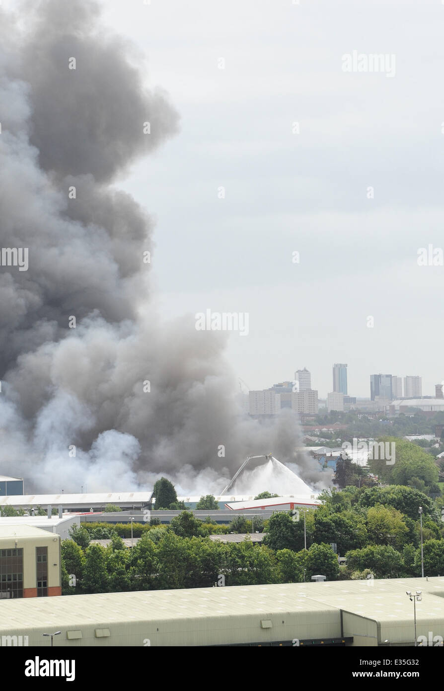 Feuerwehr am Unfallort ein Feuer in einem Kunststoff-recycling-Fabrik in Smethwick. Das Feuer begann um ca. 23:00 am Sonntagabend und wurde durch die Feuerwehr als eines der größten beschrieben jemals in den West Midlands. Es wird angenommen, durch einen einzigen Lampion gestartet wurden. Rund 200 Feuerwehrleute haben das Feuer auf dem Gelände in Angriff genommen. Schätzungsweise 100.000 Tonnen recycling-Material und eine Fabrik-Einheit sind in Brand, und Mannschaften haben gekämpft, um die Flammen Übergreifen auf benachbarte Unternehmen zu stoppen.  Wo: Birmingham, Vereinigtes Königreich als: 1. Juli 2013 Stockfoto