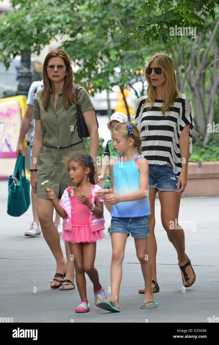 Heidi Klum und ihren Töchtern Leni Samuel und Lou Sulola Samuel machen Sie einen Spaziergang durch Tribeca Featuring: Heidi Klum Where: New York, NY, Vereinigte Staaten von Amerika bei: 30. Juni 2013 Stockfoto