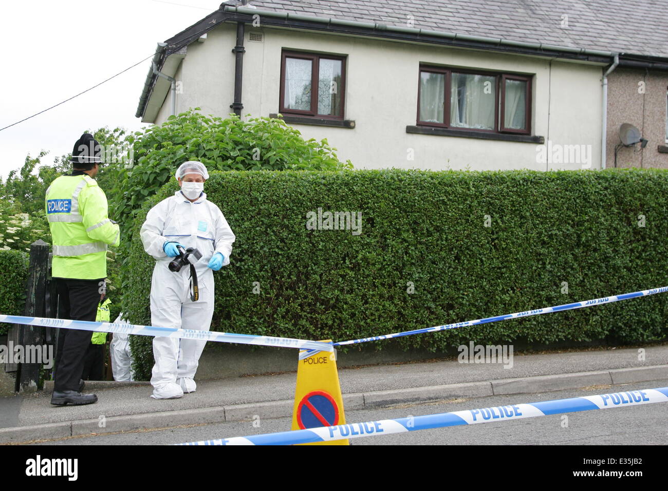 Forensische Polizei Büros untersuchen die Heimat einer 84 Jahre alten Frau, genannt als Louisa Denby, der tot mit mehreren Messerstichen in Shipley, West Yorkshire gefunden wurde. Es wird vermutet, dass der Vorfall bezieht sich auf einen Angriff auf ein einen neun Jahre alten Jungen im nahe gelegenen Ca Stockfoto