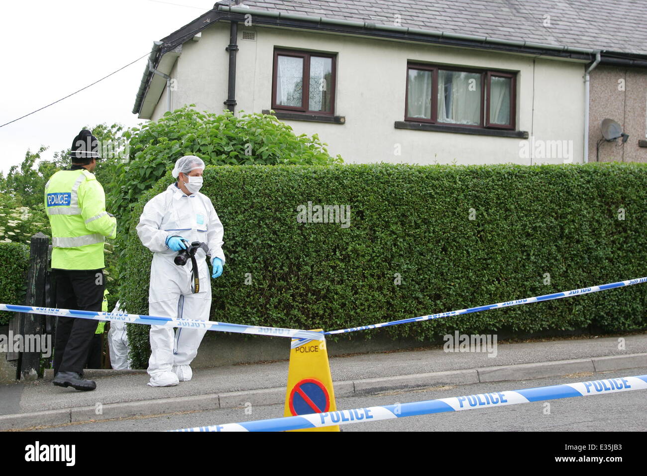 Forensische Polizei Büros untersuchen die Heimat einer 84 Jahre alten Frau, genannt als Louisa Denby, der tot mit mehreren Messerstichen in Shipley, West Yorkshire gefunden wurde. Es wird vermutet, dass der Vorfall bezieht sich auf einen Angriff auf ein einen neun Jahre alten Jungen im nahe gelegenen Ca Stockfoto