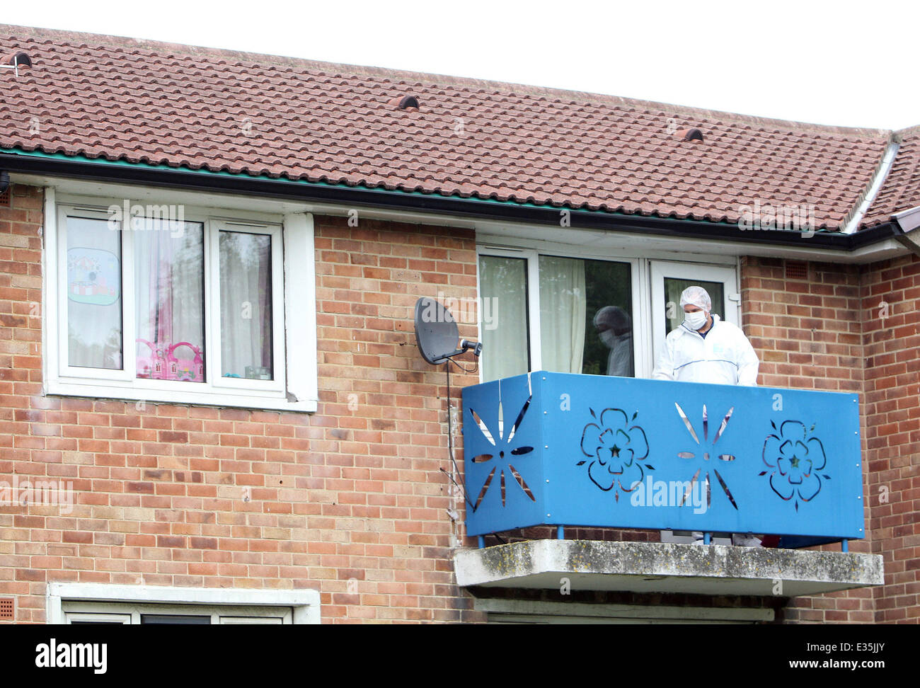 Forensische Polizei Büros untersuchen die Heimat einer 84 Jahre alten Frau, genannt als Louisa Denby, der tot mit mehreren Messerstichen in Shipley, West Yorkshire gefunden wurde. Es wird vermutet, dass der Vorfall bezieht sich auf einen Angriff auf ein einen neun Jahre alten Jungen im nahe gelegenen Ca Stockfoto