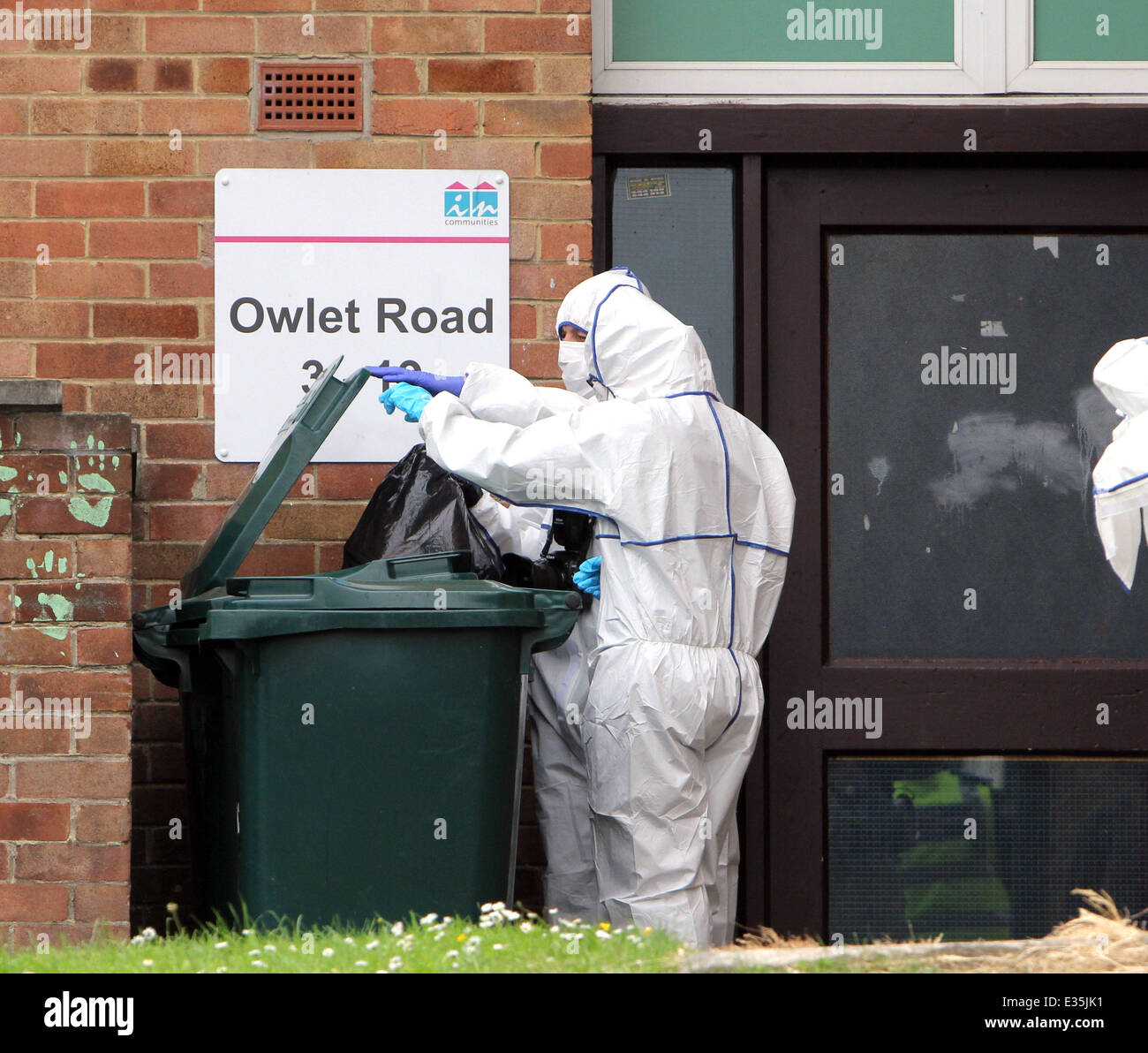 Forensische Polizei Büros untersuchen die Heimat einer 84 Jahre alten Frau, genannt als Louisa Denby, der tot mit mehreren Messerstichen in Shipley, West Yorkshire gefunden wurde. Es wird vermutet, dass der Vorfall bezieht sich auf einen Angriff auf ein einen neun Jahre alten Jungen im nahe gelegenen Ca Stockfoto