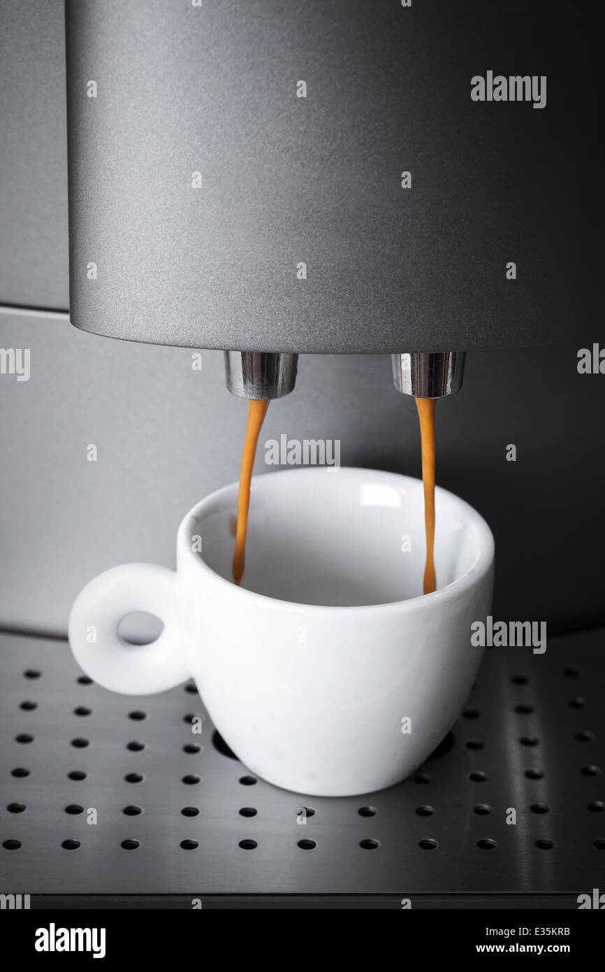 Weiße Keramik Tasse Kaffeemaschine, Espresso Zubereitung Stockfoto