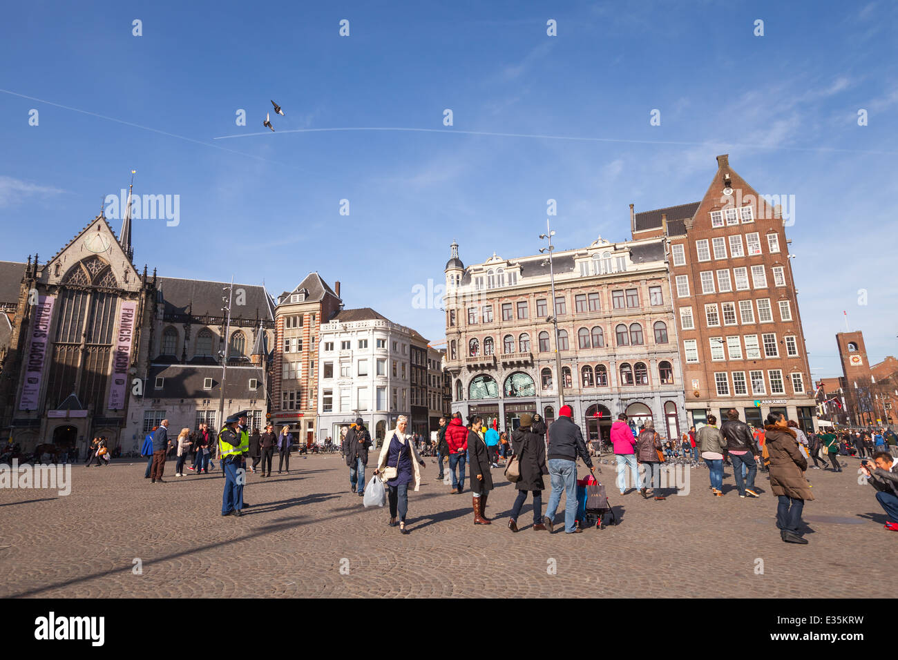 AMSTERDAM, Niederlande - 19. März 2014: Dam Square Blick mit Touristen und Bürger Stockfoto