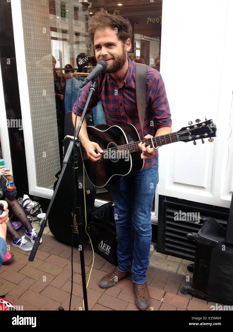 Englischer Folk-Rock-Sängerin Mike Rosenberg aka Passagier Grafton Street zum Stillstand heute gebracht als er beschloss, auf Dublins geschäftigsten shopping-Bereich eine Auswahl an seine eigenen Hits und der Simon &amp; Garfunkel Klassiker singen busk "Hallo Dunkelfärbung Stockfoto