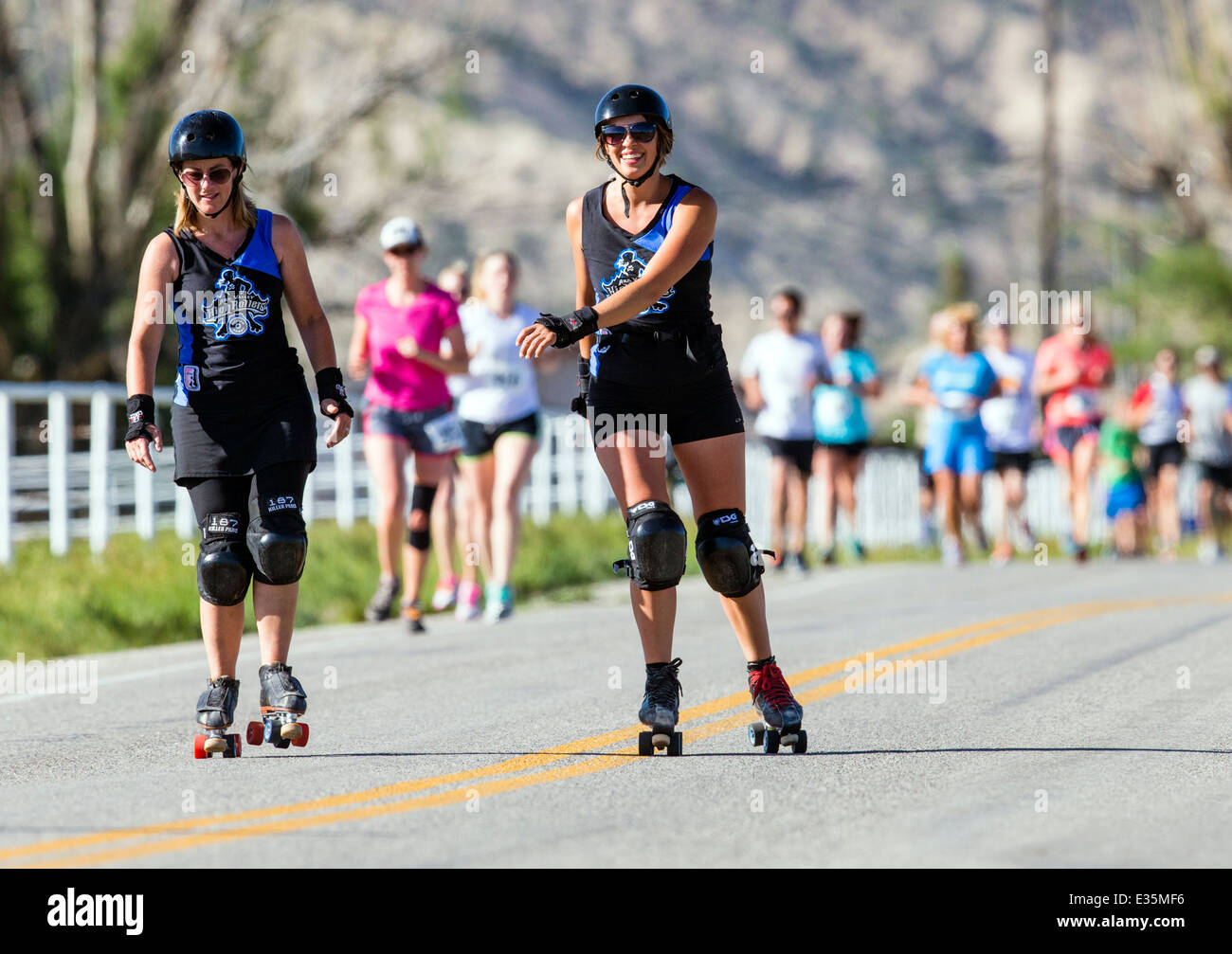 Rollschuh-Derby-Frauen in einem 5K & 10K Wettlauf, jährliche Fibark Festival, Salida, Colorado, USA Stockfoto