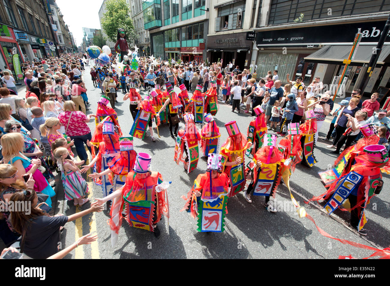 Manchester, UK. 22. Juni 2014. Tausende von Zuschauern genießen die Manchester-Day-Parade durch die Stadt. Jedes Jahr feiert die Veranstaltung alles toll über Manchester. Das Thema für 2014 wird "Going global" Credit: Russell Hart/Alamy Live News. Stockfoto