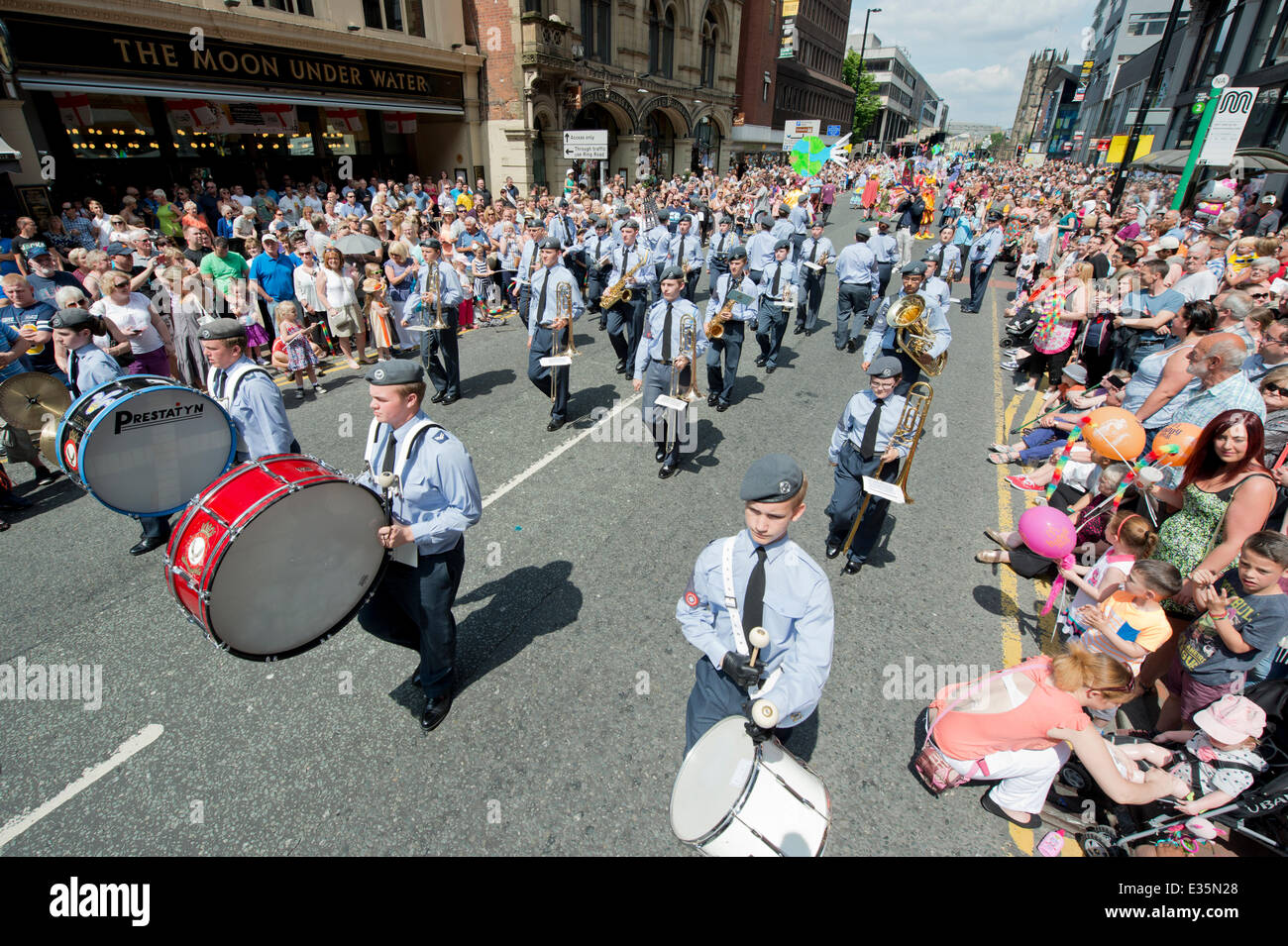 Manchester, UK. 22. Juni 2014. Tausende von Zuschauern genießen die Manchester-Day-Parade durch die Stadt. Jedes Jahr feiert die Veranstaltung alles toll über Manchester. Das Thema für 2014 wird "Going global" Credit: Russell Hart/Alamy Live News. Stockfoto
