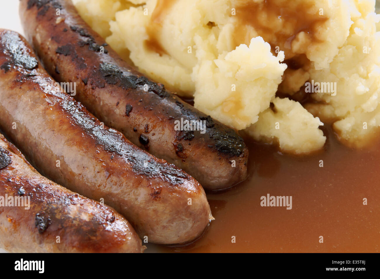 Bangers and Mash eine herzhafte Mahlzeit von Würstchen und Kartoffelbrei mit Soße Stockfoto