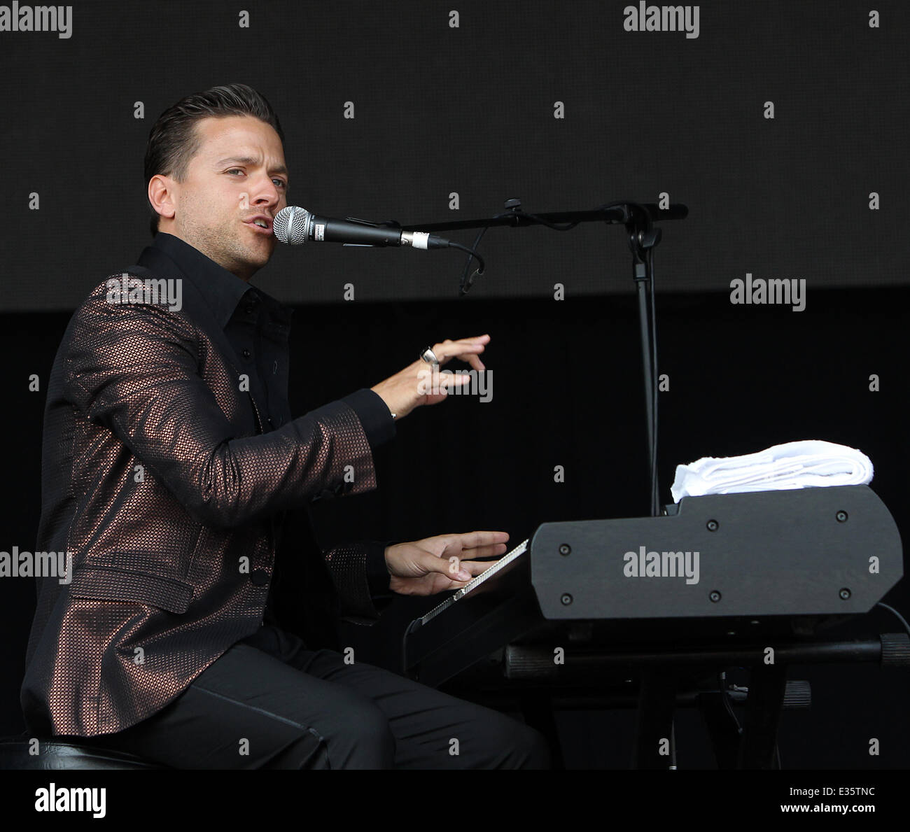 Matthew Lee auf der Hauptbühne Pleasant Valley am ersten Tag des Cornbury Music Festival in der großen Tew Anwesen in Oxfordshire - mit: Matthew Lee Where: Oxfordshire, Vereinigtes Königreich: 5. Juli 2013 Stockfoto