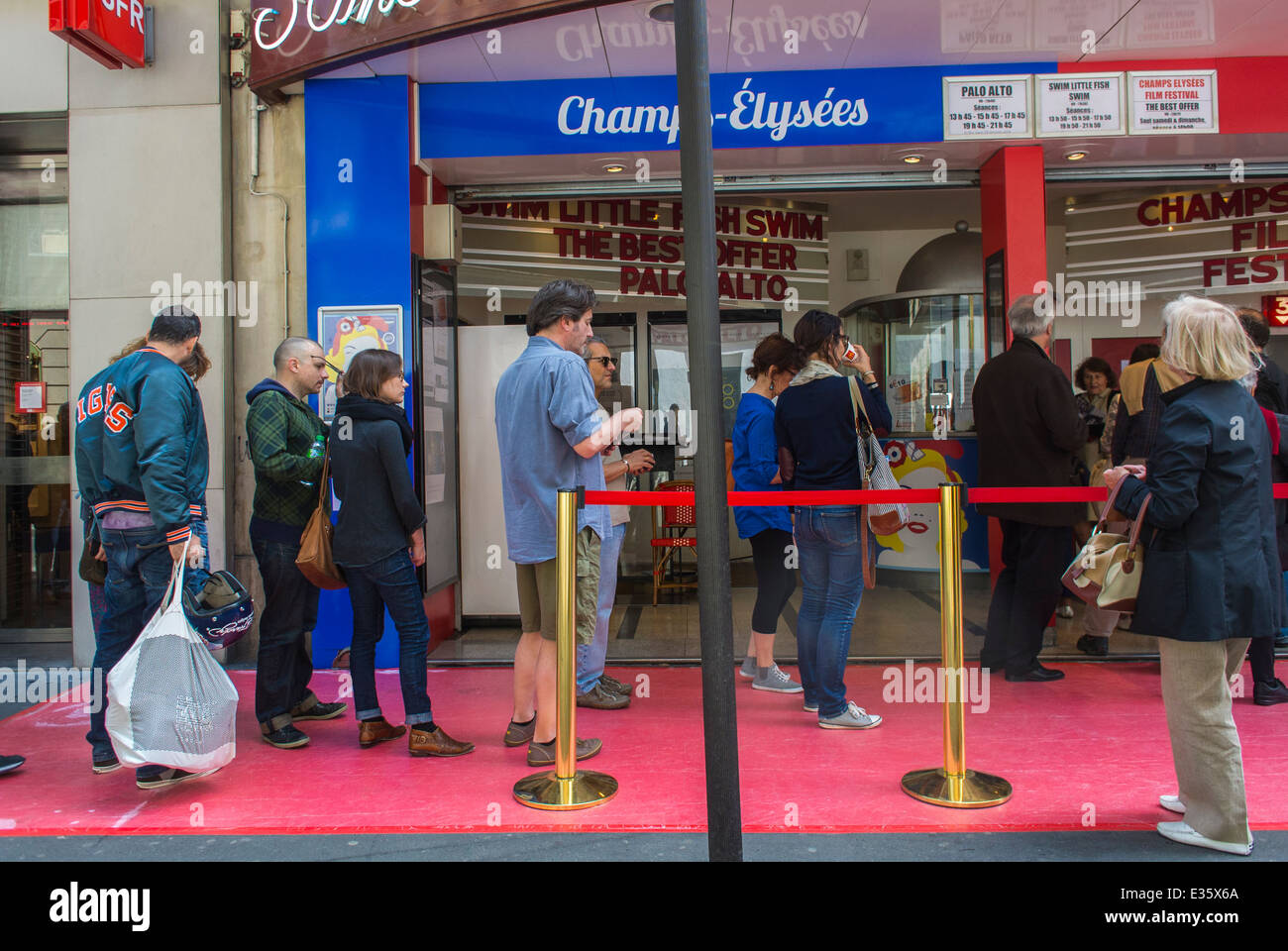 Paris, Frankreich, Franco-American International Film Festival, Champs Elysees, Lincoln Cinema, Kino Front mit Schild Eingang Menschen warten, Stockfoto