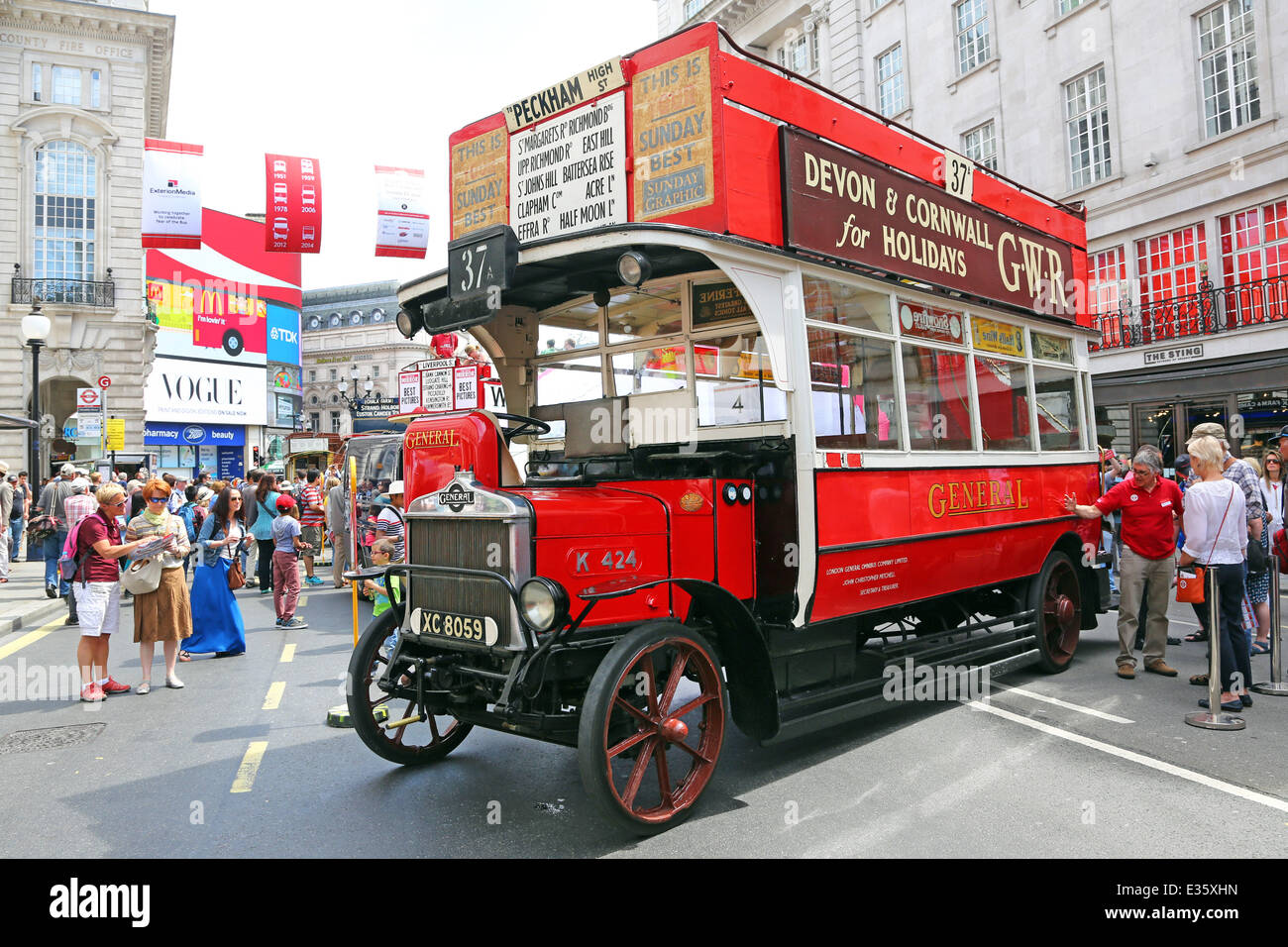London, UK. 22. Juni 2014. AEC-K-Typ K424 Bus Service 1920-1932 auf das Jahr der Bus Kavalkade in der Regent Street, London feiert die Rolle Busse haben Menschen in London gespielt. Busse waren auf dem Display von 1829 bis zum heutigen Tag. Stockfoto