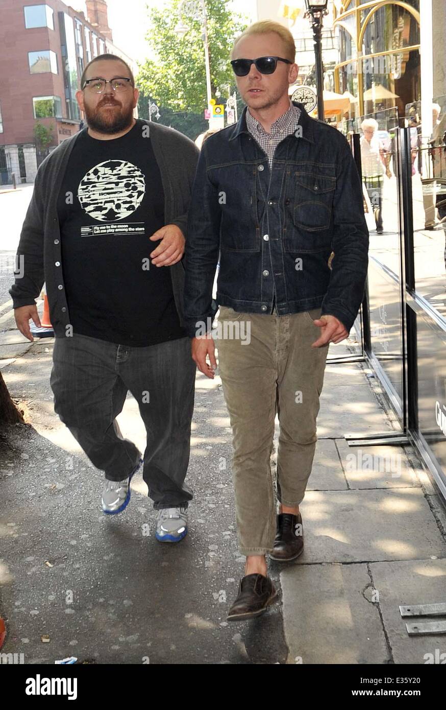 Schauspieler Nick Frost und Simon Pegg aus Kultfilmen "Shaun of the Dead" und "Hot Fuzz" in Dublin heute ihren neuen Film "The Worlds End." der Schauspieler versucht, die Starbucks-Logo auf ihren Kaffee zu verbergen, wie sie Marconi Haus verlassen, nachdem ich ein Radio-Interview zu fördern. Sie posierte für Fotos mit Fans und Autogramme.  Mitwirkende: Nick Frost, Simon Pegg Where: Dublin, Irland: 8. Juli 2013 ** nicht zur Veröffentlichung im irischen Boulevardpresse oder irischen Zeitschriften ** Stockfoto