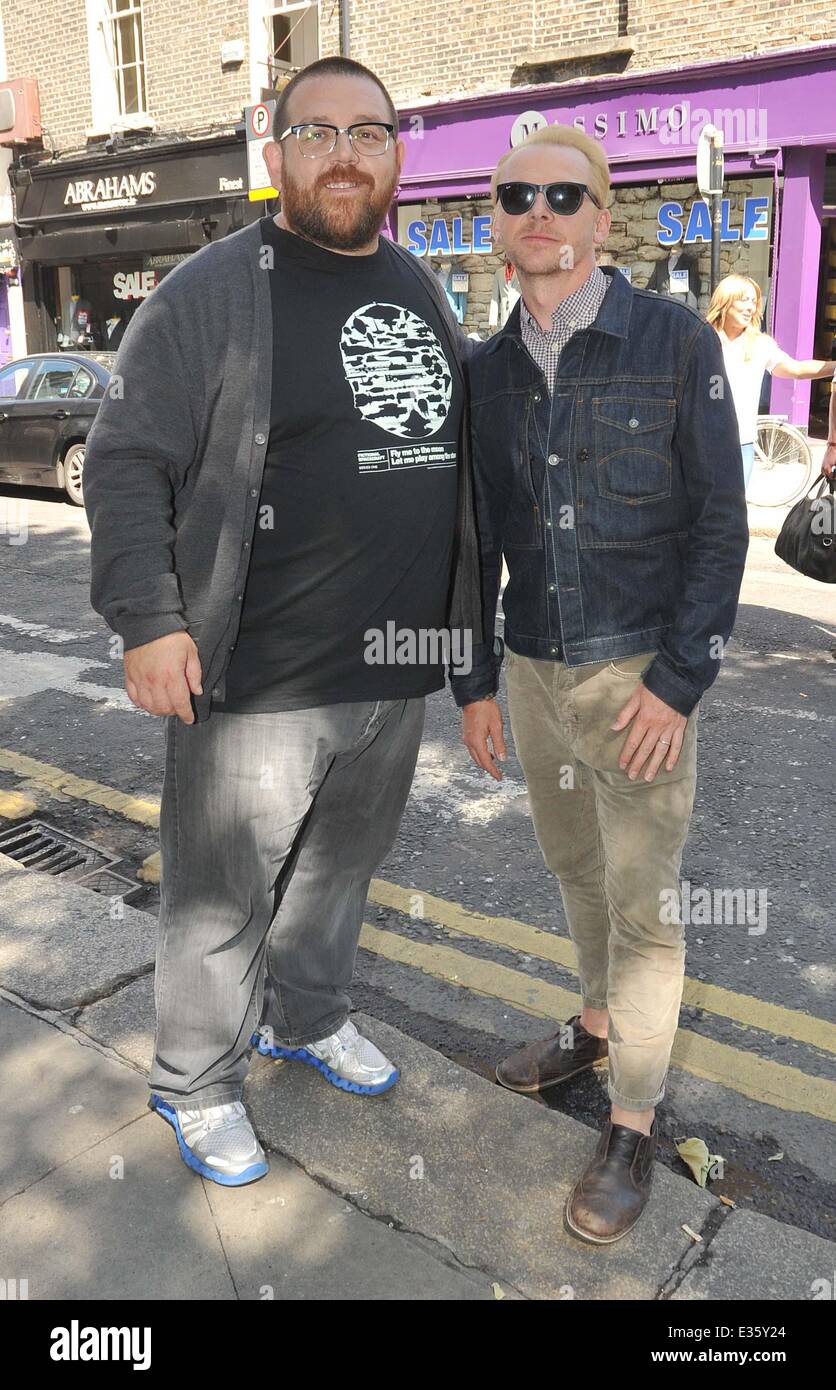 Schauspieler Nick Frost und Simon Pegg aus Kultfilmen "Shaun of the Dead" und "Hot Fuzz" in Dublin heute ihren neuen Film "The Worlds End." der Schauspieler versucht, die Starbucks-Logo auf ihren Kaffee zu verbergen, wie sie Marconi Haus verlassen, nachdem ich ein Radio-Interview zu fördern. Sie posierte für Fotos mit Fans und Autogramme.  Mitwirkende: Nick Frost, Simon Pegg Where: Dublin, Irland: 8. Juli 2013 ** nicht zur Veröffentlichung im irischen Boulevardpresse oder irischen Zeitschriften ** Stockfoto