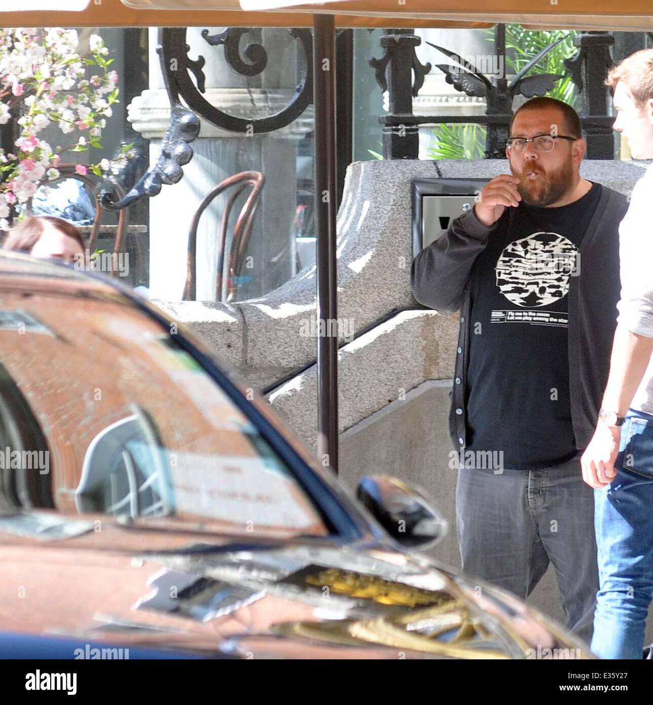 Schauspieler Nick Frost und Simon Pegg aus Kultfilmen "Shaun of the Dead" und "Hot Fuzz" in Dublin heute ihren neuen Film "The Worlds End." der Schauspieler versucht, die Starbucks-Logo auf ihren Kaffee zu verbergen, wie sie Marconi Haus verlassen, nachdem ich ein Radio-Interview zu fördern. Sie posierte für Fotos mit Fans und Autogramme.  Mitwirkende: Nick Frost wo: Dublin, Irland: 8. Juli 2013 ** nicht zur Veröffentlichung im irischen Boulevardpresse oder irischen Zeitschriften ** Stockfoto