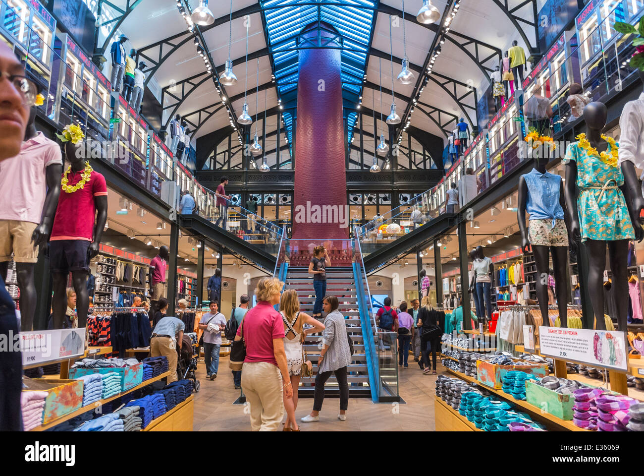Paris, Frankreich, People Shopping in Clothing Store, 'Uniglo Le Marais', umgebautes Gebäude, KOMMERZIELLE INNENRÄUME, Mode Textil Schaufensterpuppe Stockfoto