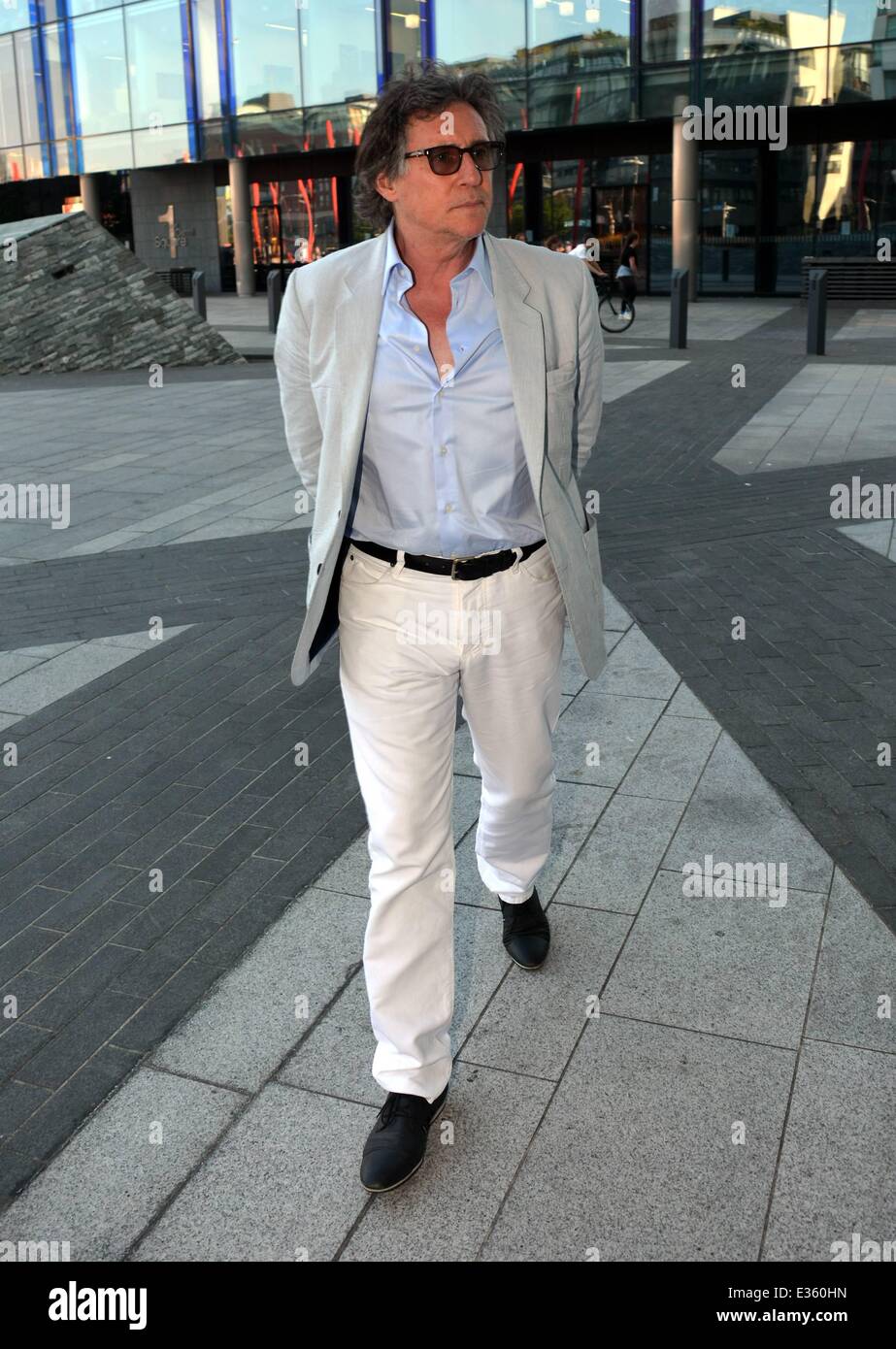 Schauspieler Gabriel Byrne Ankunft am Bord Gais Energy Theatre für die Opening Night von spielen "Noises Off" Featuring: Gabriel Byrne Where: Dublin, Irland: 8. Juli 2013 Stockfoto