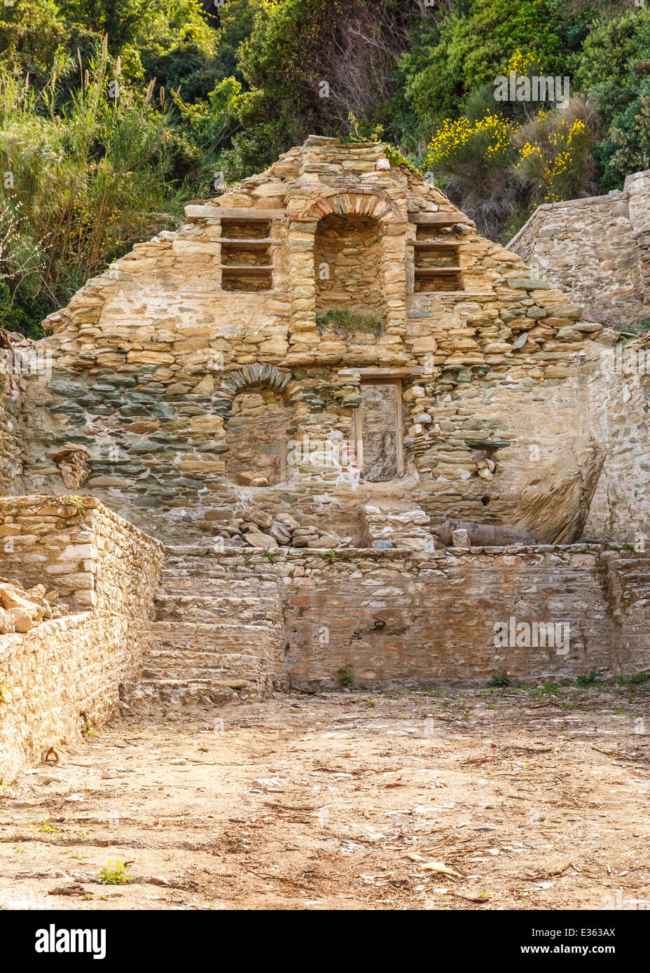 Alte Ruinen der Gebäude nach einem Erdbeben im Megisti Lavra Hafen im Heiligen Berg Athos Stockfoto