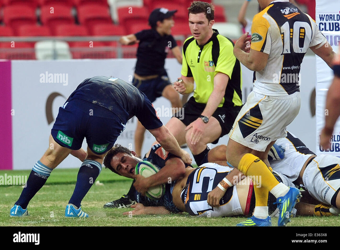 Singapur. 22. Juni 2014. New Zealand The Blues'player Jackson Willison (2. L, mit dem Ball) punktet die gewinnende versuchen während Extra Zeit spielen im Finale des Rugby World Club 10 s am 22. Juni 2014 in Singapurs Nationalstadion statt. New Zealand The Blues behaupten, dass der Champion runtergefahren gewann das Finale gegen die australischen Brumbies mit einer Punktzahl von 10 bis 5. Bildnachweis: Dann Chih Wey/Xinhua/Alamy Live News Stockfoto