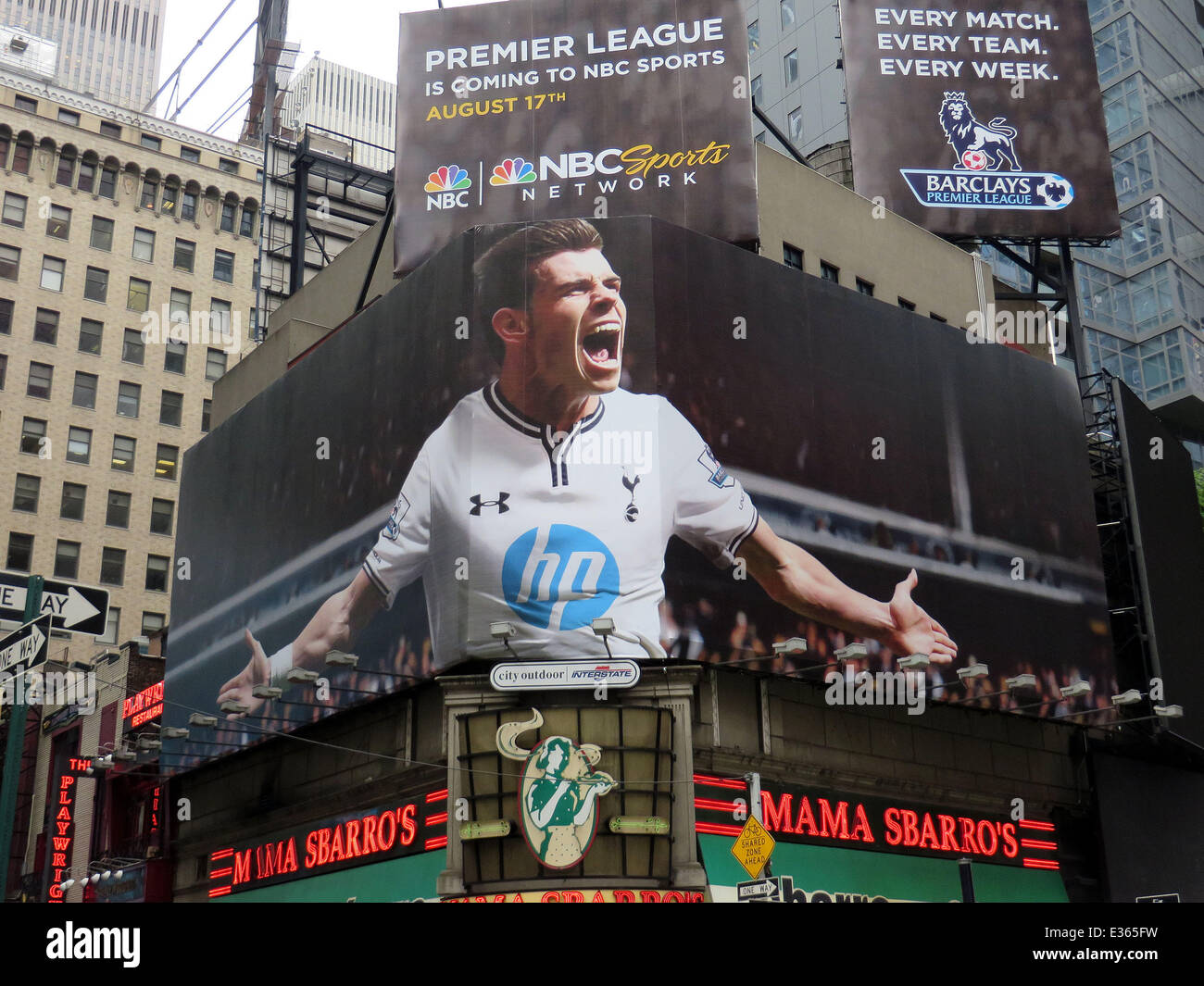 Times Square ist eine riesige Plakatwand mit Tottenham Hotspurs Gareth Bale von NBC Sports in New York City enthüllt worden ist. Das Sports Network nutzt diese auffällige Werbung zur Förderung ihrer bevorstehenden Berichterstattung über die englische Premier League, sta Stockfoto