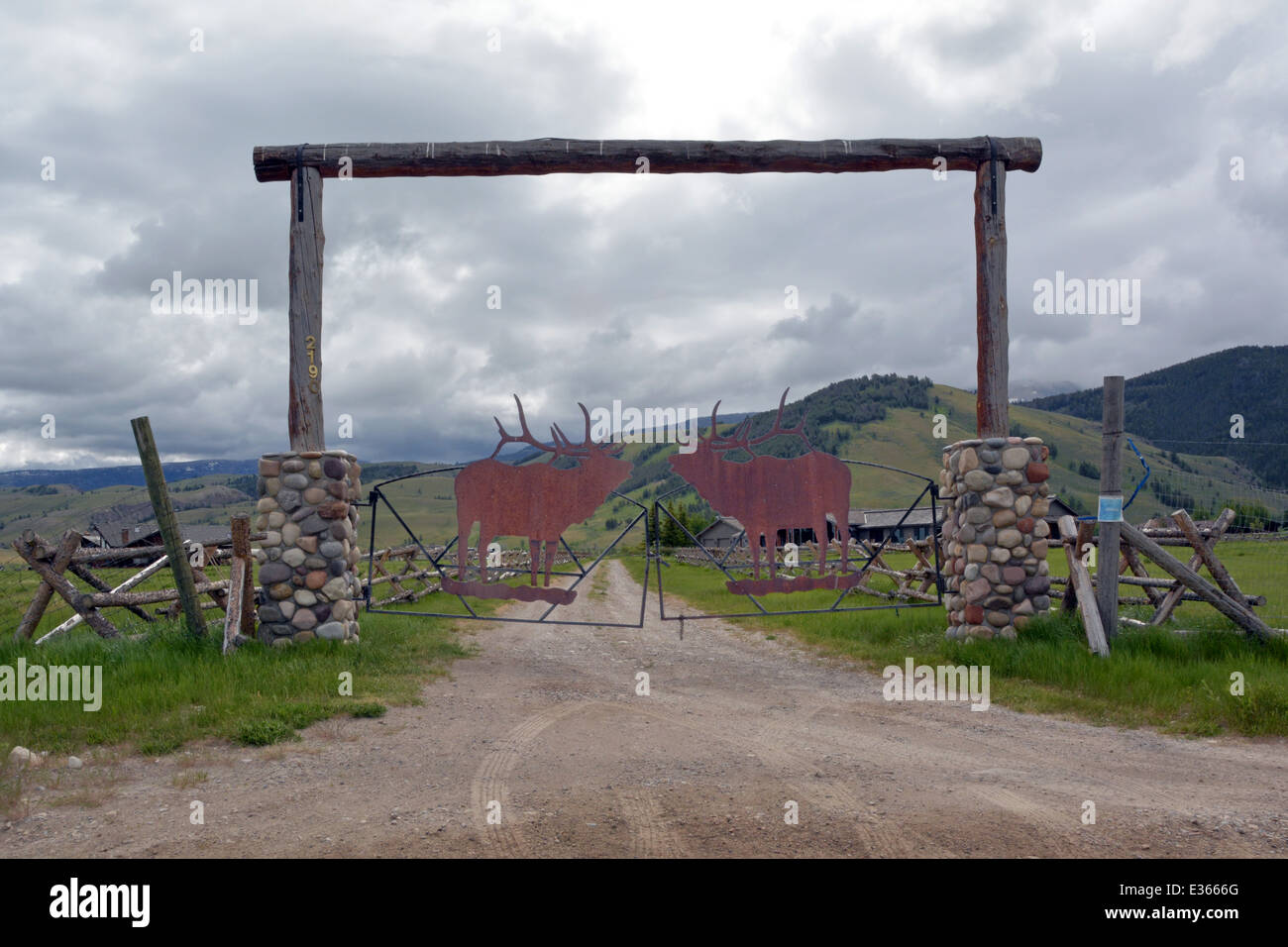 Der Eingang in ein großzügiges Anwesen in der Elk Refuge in Jackson Hole, Wyoming. Stockfoto
