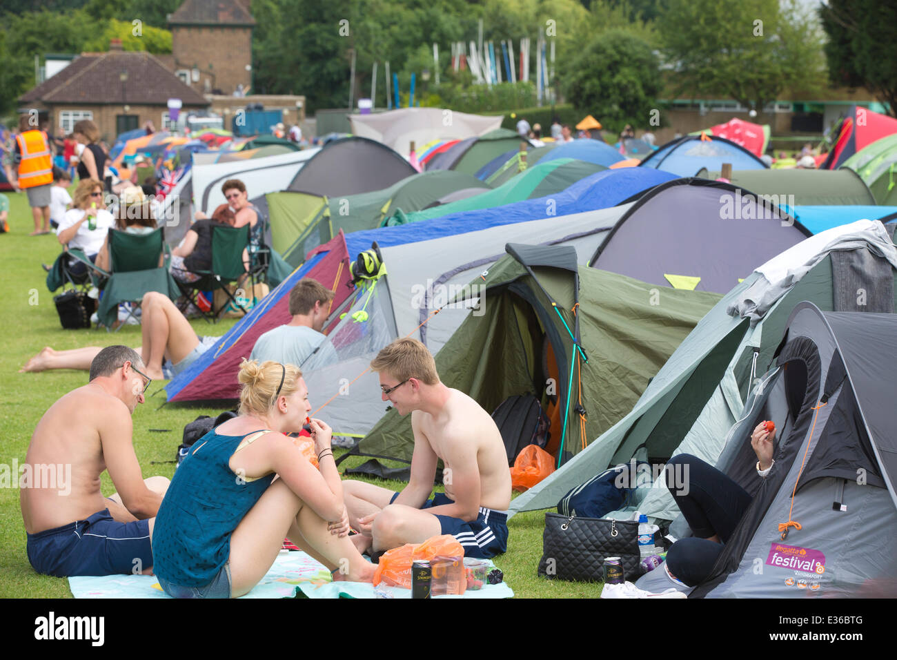 Wimbledon Park, London, UK. 22. Juni 2014. Enthusiasten Tenniscamp in Wimbledon Park über Nacht, in der Hoffnung, ein Ticket für das Eröffnungsspiel im Centre Court, Andy Murray seinen Titel verteidigen zu sehen zu bekommen. Bildnachweis: Clickpics/Alamy Live-Nachrichten Stockfoto