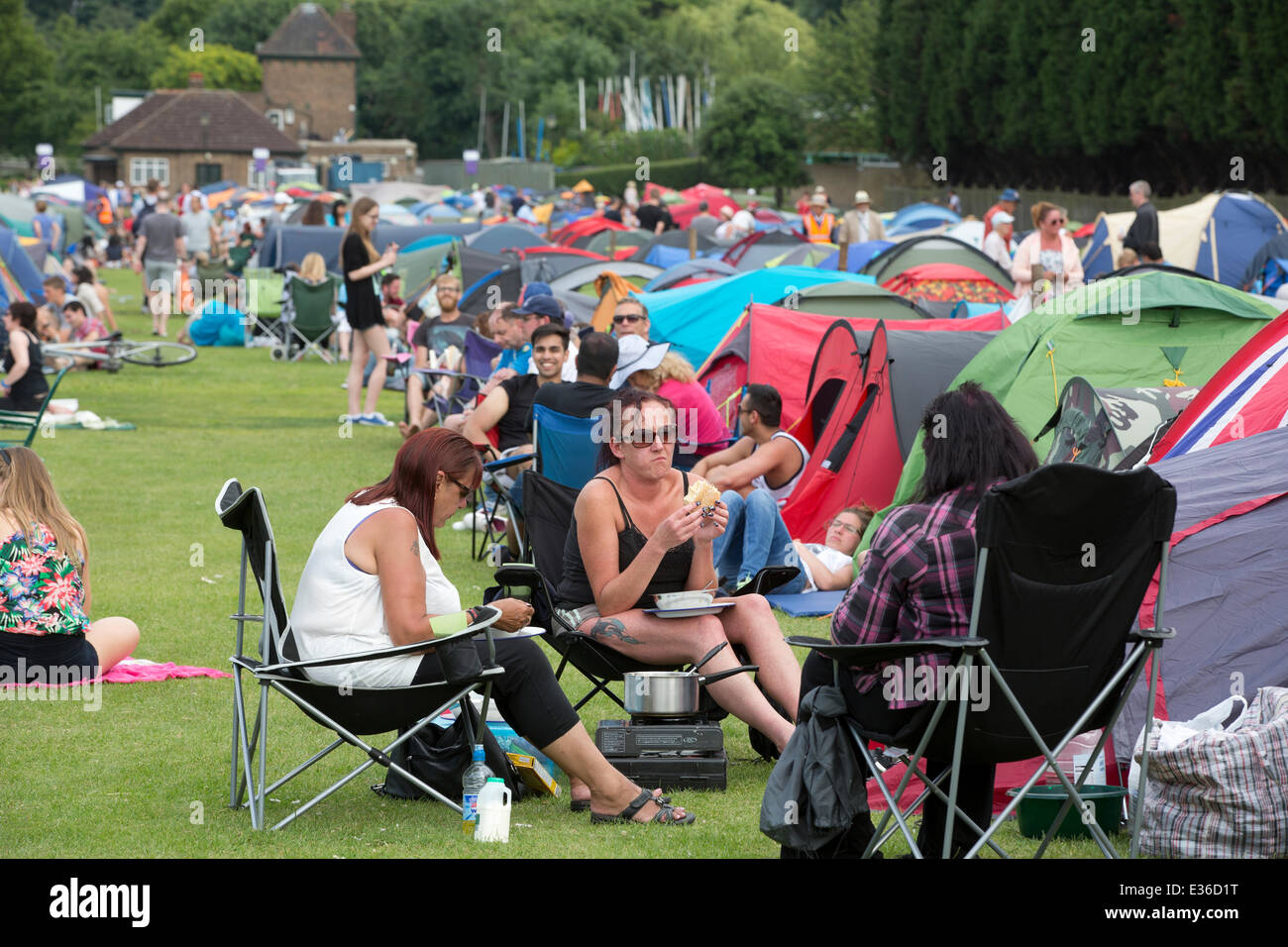 Wimbledon Park, London, UK. 22. Juni 2014. Enthusiasten Tenniscamp in Wimbledon Park über Nacht, in der Hoffnung, ein Ticket für das Eröffnungsspiel im Centre Court, Andy Murray seinen Titel verteidigen zu sehen zu bekommen. Bildnachweis: Clickpics/Alamy Live-Nachrichten Stockfoto