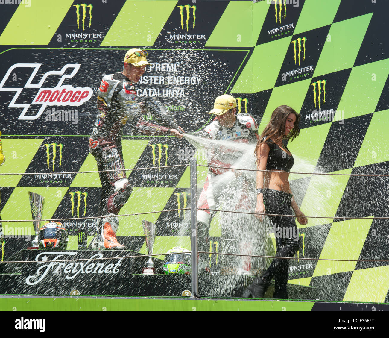 Monster Energy Grid Mädchen von dem Monster Energy Gran Premi De Catalunya bekommt von Tito Rabat mit Champagner besprüht. Stockfoto